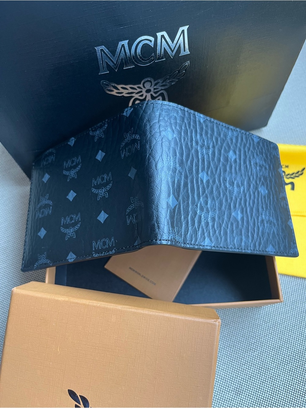 MCM Black Leather Bi-Fold wallet. 💯 authentic - Picture 5 of 10
